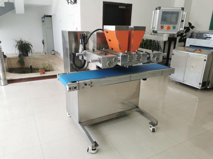 El bocado industrial trabaja a máquina el centro bicolor que llena la barra de chocolate del depositante del dispensador del chocolate caliente que hace la formación de la máquina
