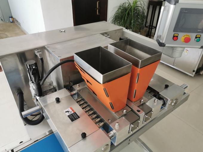 El bocado industrial trabaja a máquina el centro bicolor que llena la barra de chocolate del depositante del dispensador del chocolate caliente que hace la formación de la máquina