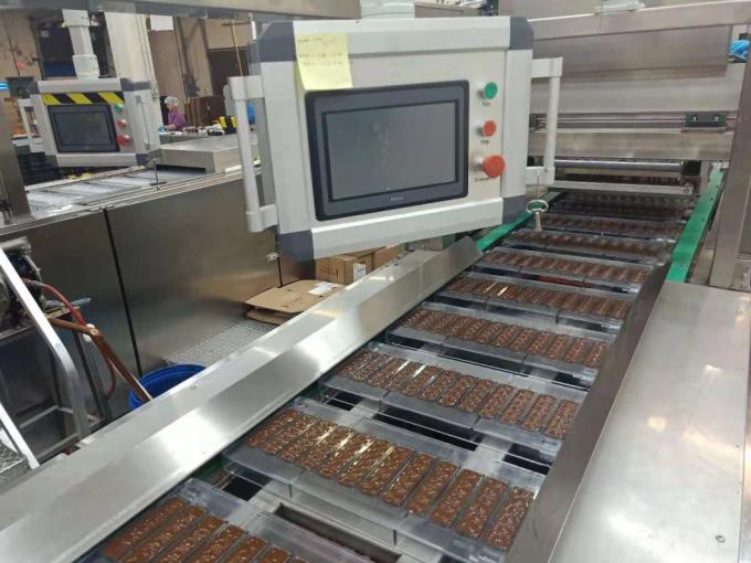 El bocado industrial trabaja a máquina el centro bicolor que llena la barra de chocolate del depositante del dispensador del chocolate caliente que hace la formación de la máquina