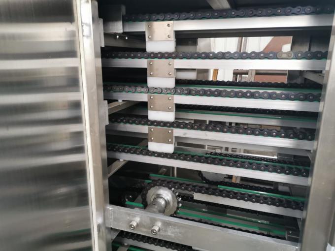 El bocado industrial trabaja a máquina el centro bicolor que llena la barra de chocolate del depositante del dispensador del chocolate caliente que hace la formación de la máquina