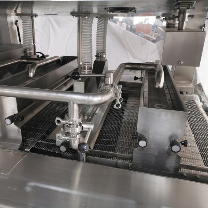 Línea automática completa chocolate del Enrober del caramelo de chocolate que envuelve la máquina con el túnel de enfriamiento