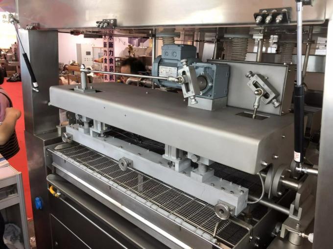 Línea automática completa chocolate del Enrober del caramelo de chocolate que envuelve la máquina con el túnel de enfriamiento