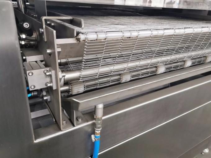 Línea automática completa chocolate del Enrober del caramelo de chocolate que envuelve la máquina con el túnel de enfriamiento