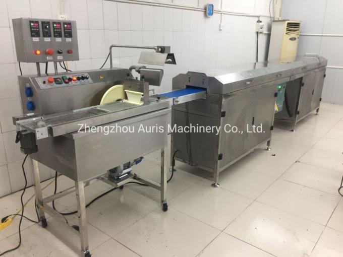 Línea automática completa chocolate del Enrober del caramelo de chocolate que envuelve la máquina con el túnel de enfriamiento