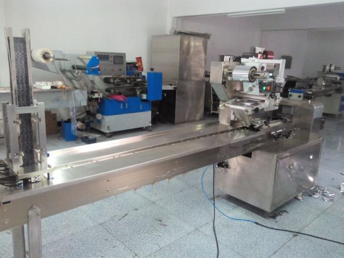 La leche forma escamas máquina de relleno del paquete de la almohada del caramelo de la melcocha de la empaquetadora del chocolate 2