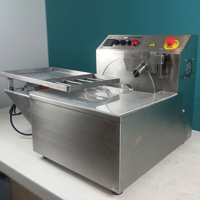 máquina de dispensación de capa del chocolate de la máquina Ss304 de la fabricación de chocolate 5-15kg/H